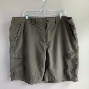 Eddie Bauer Nylon Olive Green Cargo Shorts Size 42